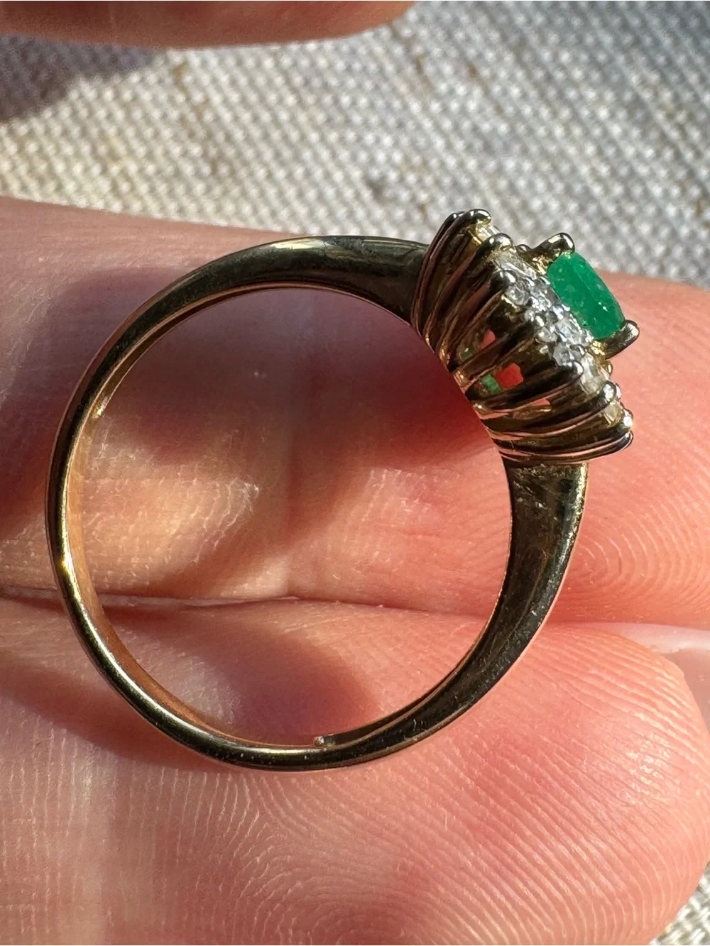 Natural emerald, diamonds and 10K solid yellow gold ring - Picture 10 of 15